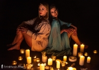 <p>The request was to organise a shoot with some candles. We at Portretfotografie Brugge want to make sure we have all the necessary materials with us. So we used all the candles we had with us to create this nice picutre with Mabel and Karen.</p>